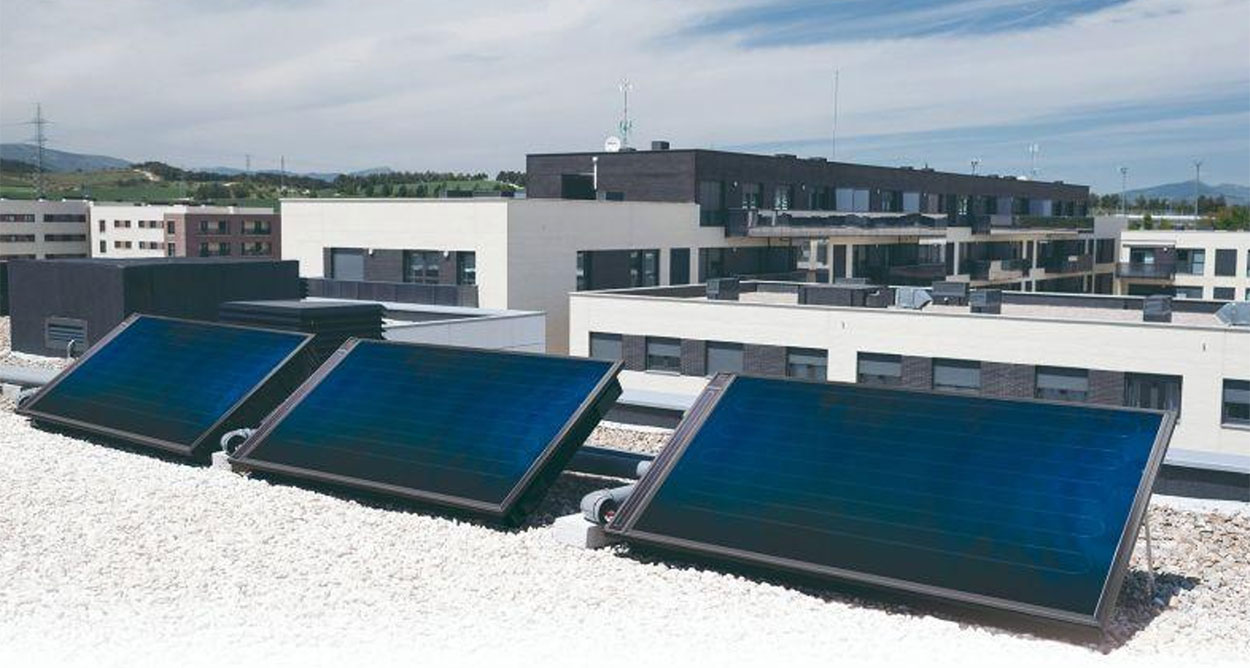 Cuando el sol ayuda a calentar tu casa: así funciona la energía solar térmica para ahorrar hasta un 70% en agua caliente